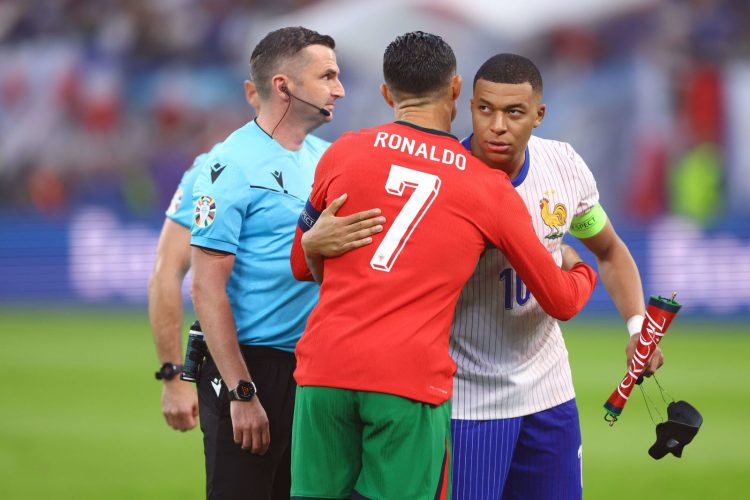 cristiano-ronaldo-et-kylian-mbappe-n-ont-pas-brille-durant-le-quart-de-finale-photo-sipa-1720217844-750x500 Real Madrid : Cristiano Ronado réagit au record de Kylian Mbappé