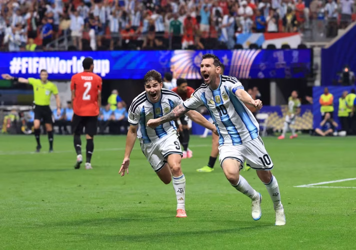 Argentina-v-Egypt-Round-of-16-FIFA-World-Cup-2026-2-712x500 Mondial 2026 : Messi et l’Argentine renversent l’Égypte au bout du suspense