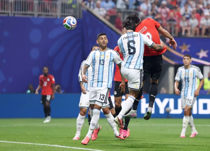 Argentina-v-Egypt-Round-of-16-FIFA-World-Cup-2026-698x500 Mondial 2026 : Messi et l’Argentine renversent l’Égypte au bout du suspense